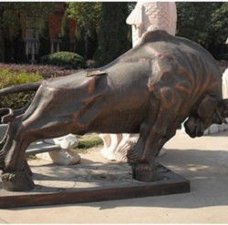 銅雕與鐵雕 牛工藝品的雙生藝術魅力